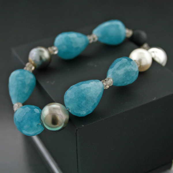 Armband mit Südsee-Perle, Tahiti-Perlen, Onyx, Spinellrondisten, große Aquamarinquarztropfen, Silber