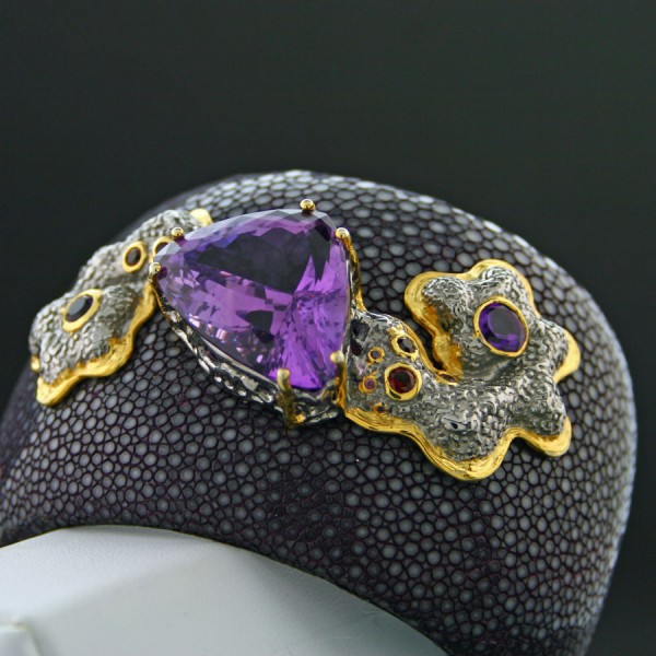 Rochenleder-Armreif mit Edelsteinen und großen Amethyst, 925/-Silber/vergoldet, Handarbeit, SW 960.-